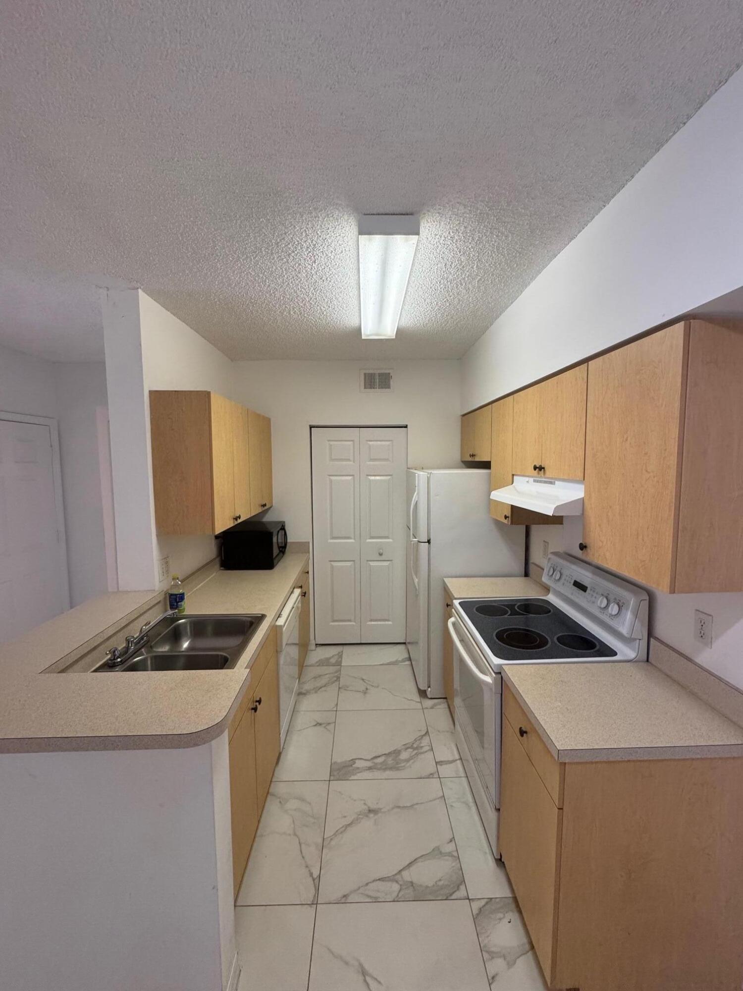 10330 Fox Trail Road South, Unit 1206 West Palm Beach, FL 33411 - Photo 5 of 11 1206 4