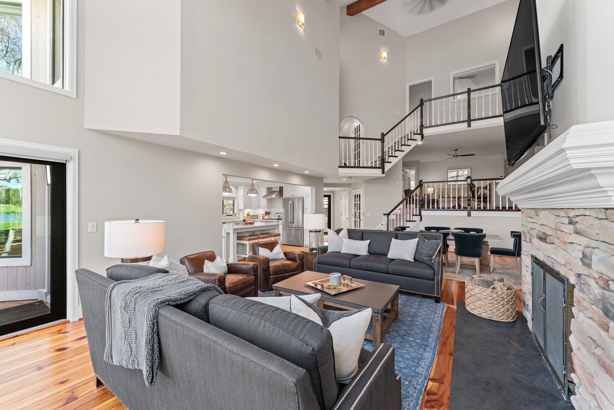 18760 Southeast Pineneedle Lane Jupiter, FL 33469 - Photo 17 of 58 Living Room