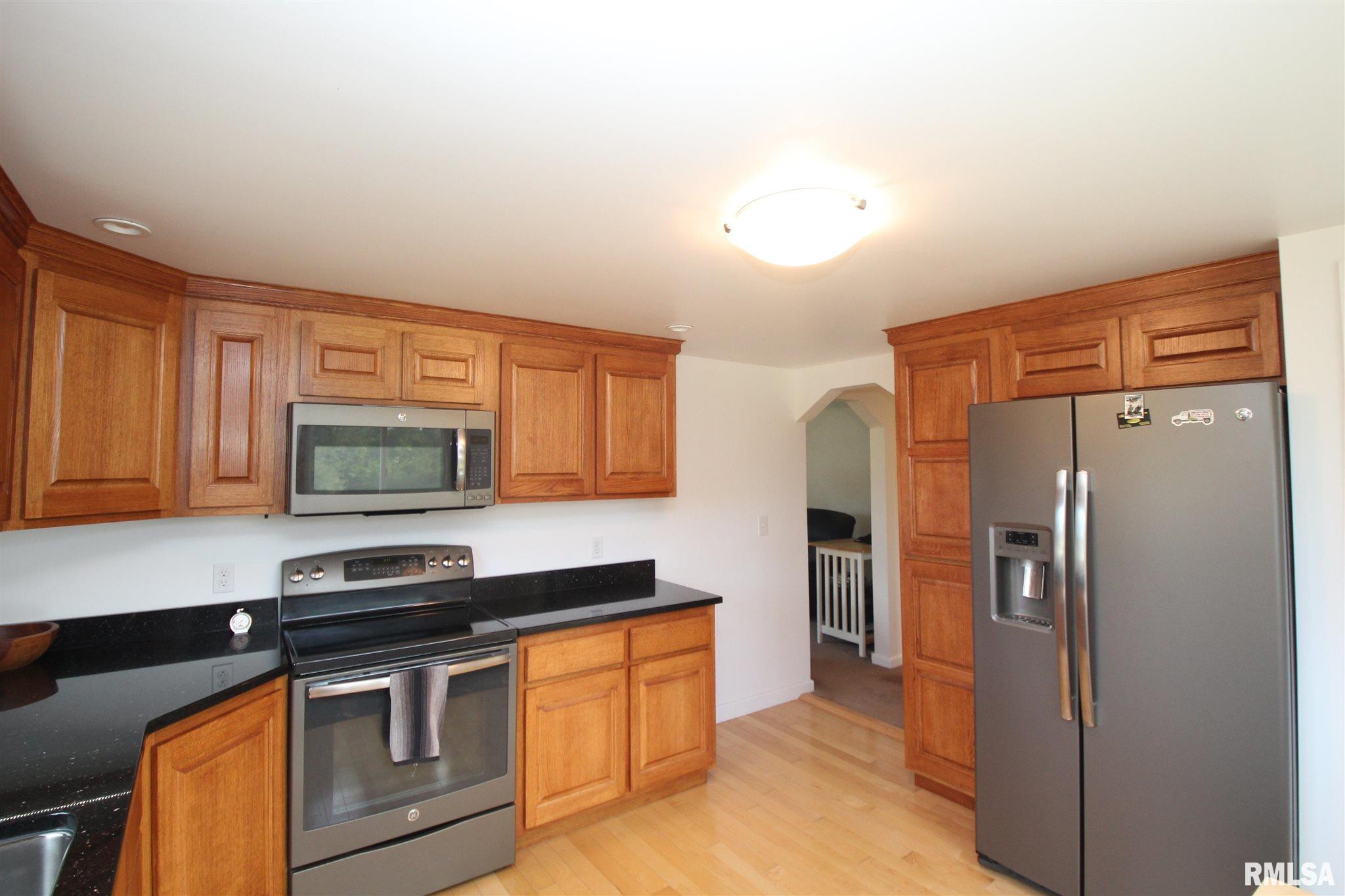 1489 Spring Bay Road East Peoria, IL 61611 - Photo 8 of 31 Gallery Image 8