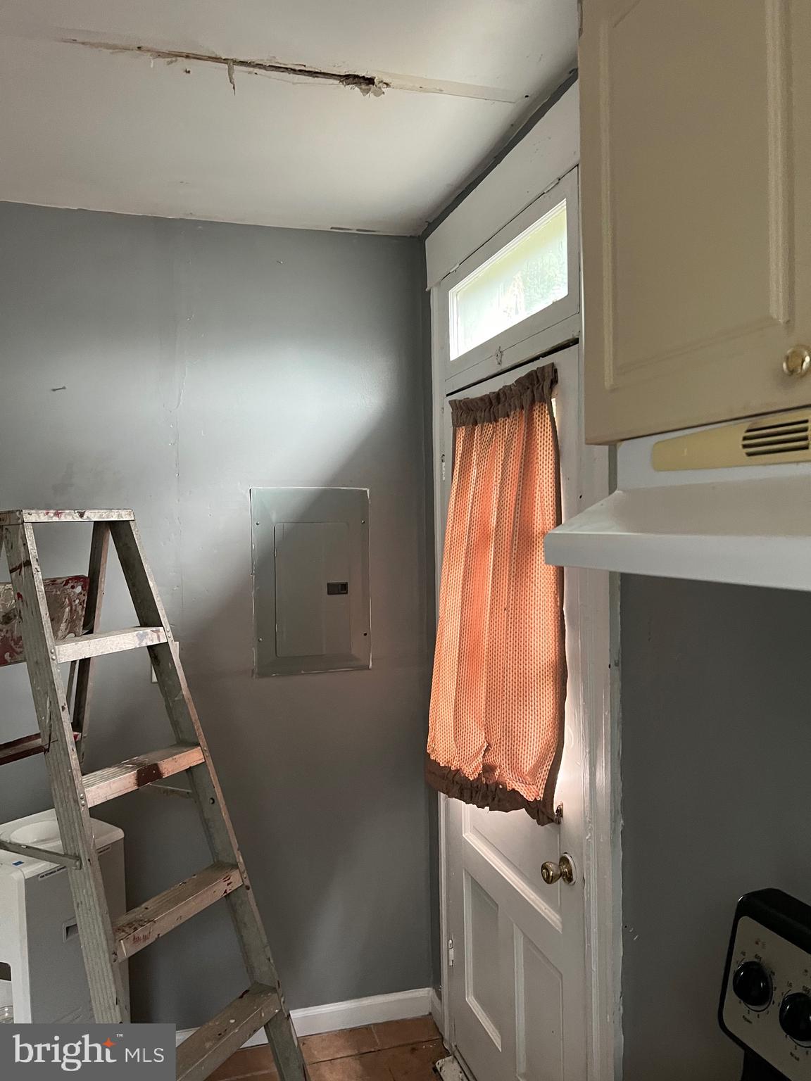 449 Baltimore Avenue Cumberland, MD 21502 - Photo 19 of 22 a room with a window