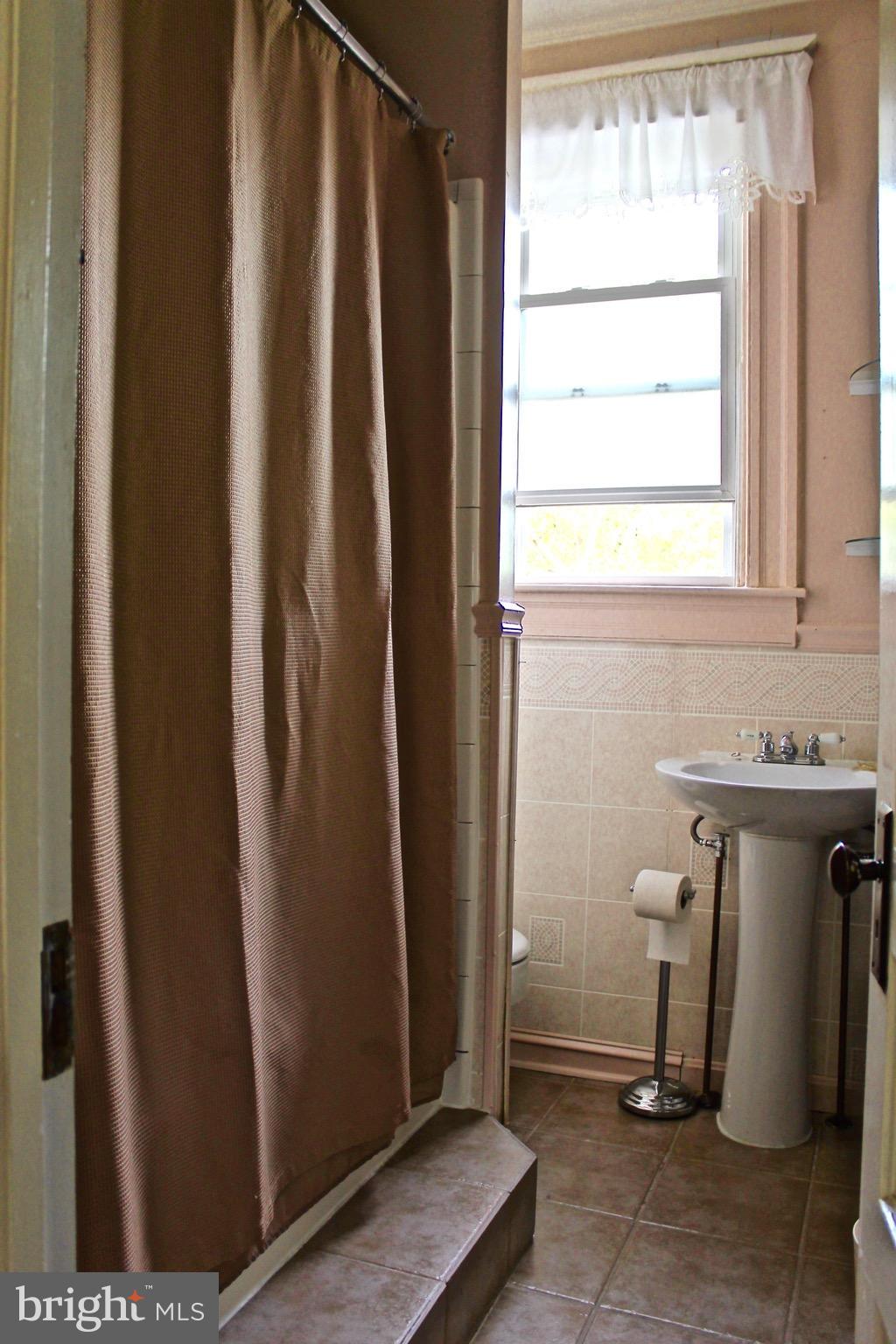 102 South Tremont Road Baltimore, MD 21229 - Photo 19 of 30 Bath