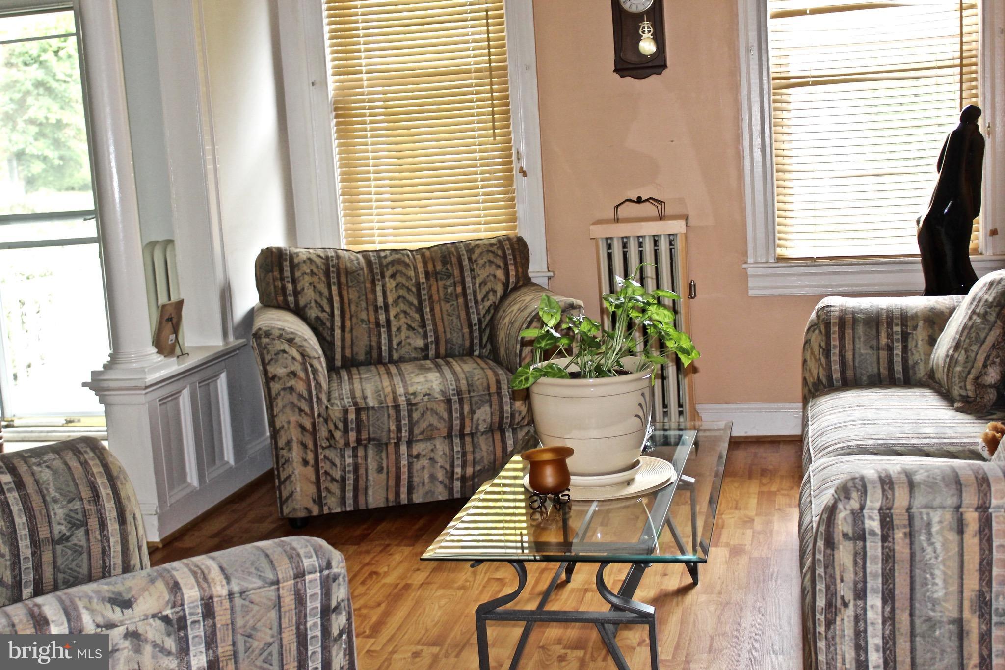 102 South Tremont Road Baltimore, MD 21229 - Photo 3 of 30 Living Room
