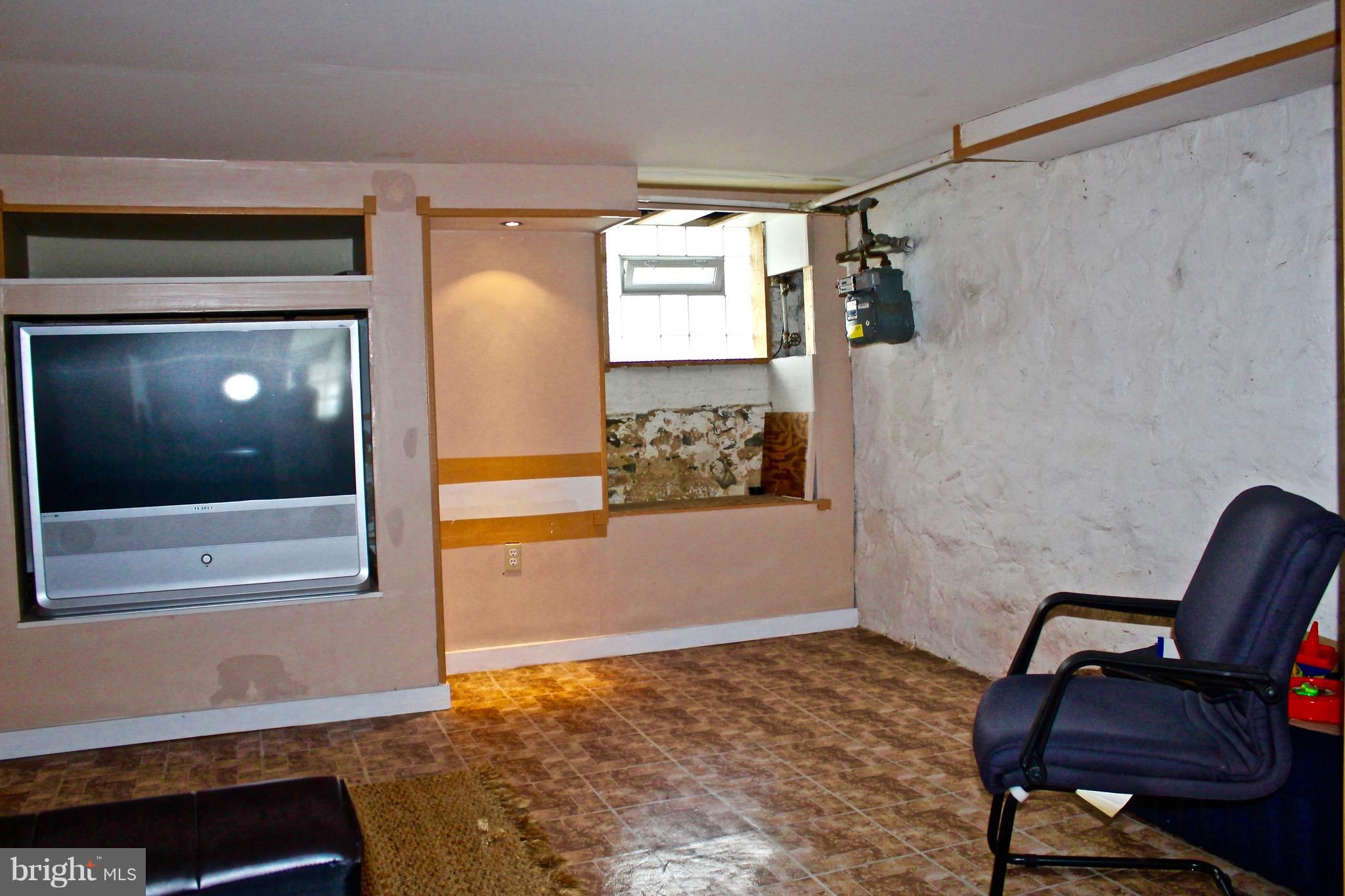 102 South Tremont Road Baltimore, MD 21229 - Photo 26 of 30 Family Room