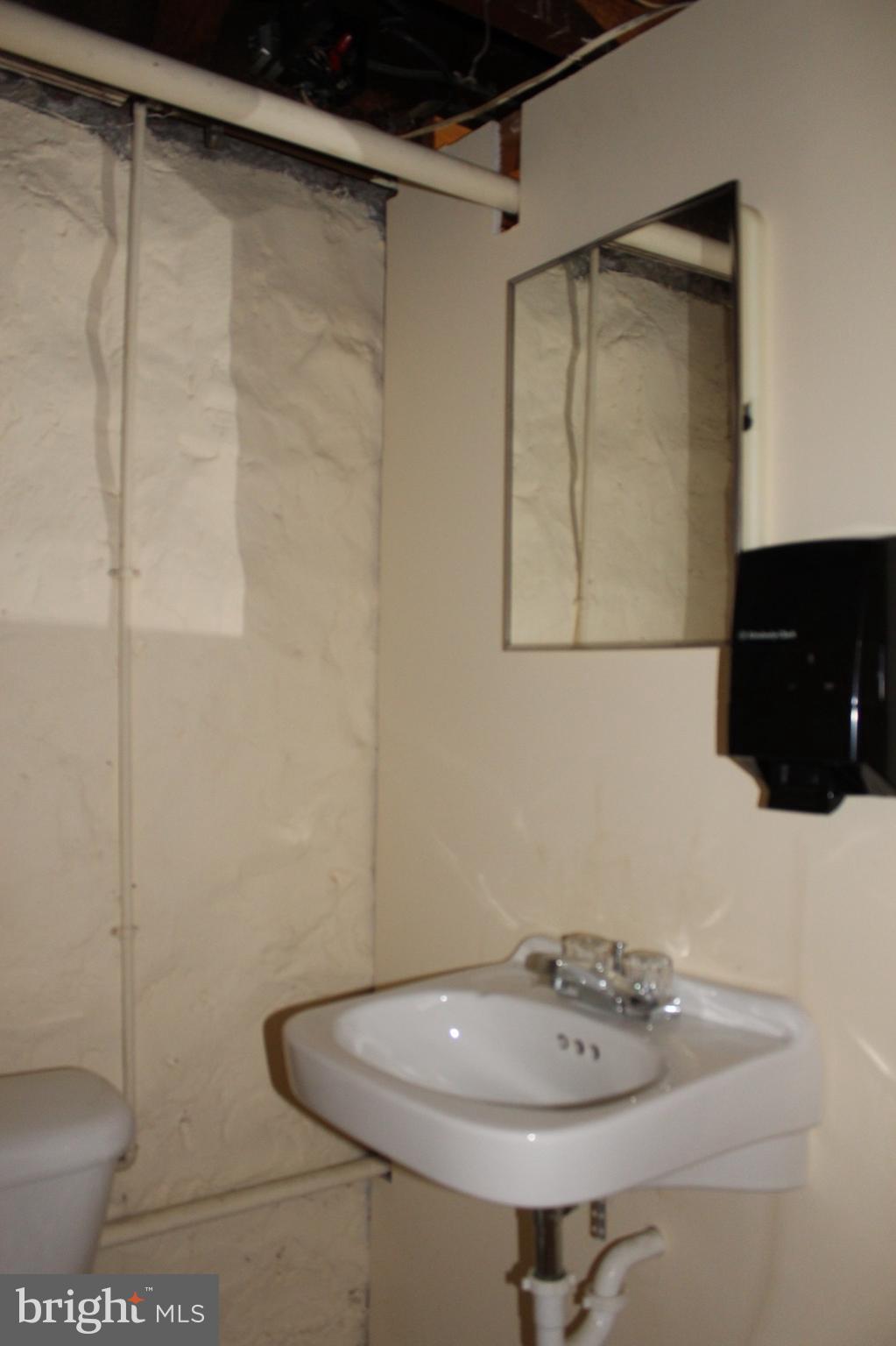 102 South Tremont Road Baltimore, MD 21229 - Photo 28 of 30 Bath