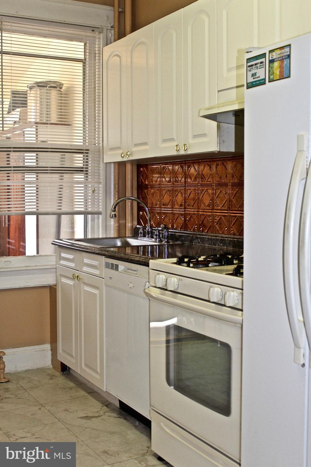 102 South Tremont Road Baltimore, MD 21229 - Photo 5 of 30 Kitchen