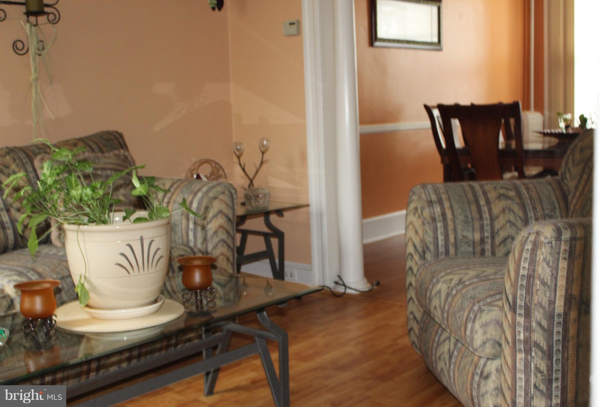102 South Tremont Road Baltimore, MD 21229 - Photo 7 of 30 Living Room