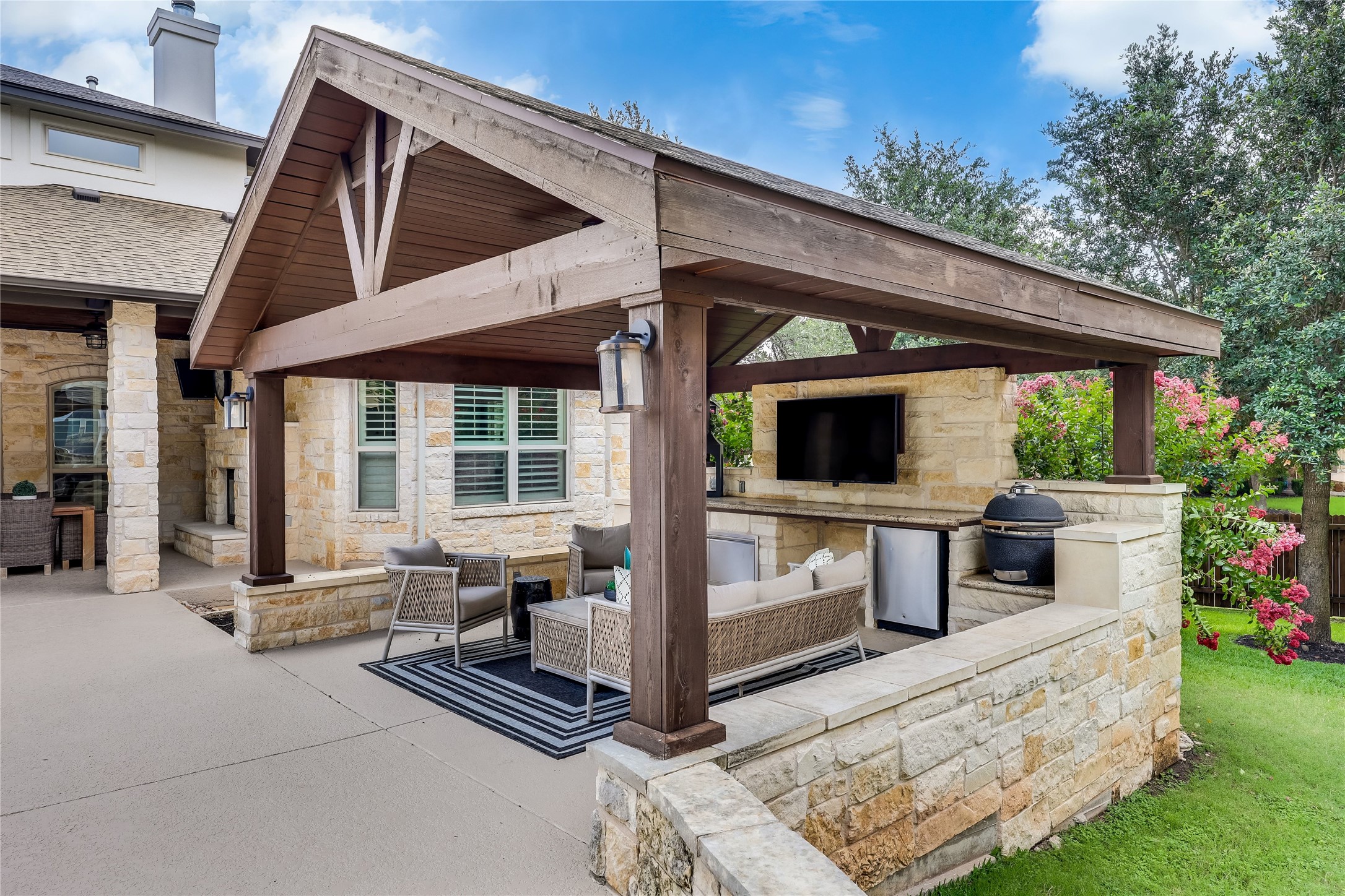 401 Bluff View Road Cedar Park, TX 78613 - Photo 11 of 40 An inviting outdoor living space features an impressive covered patio with a built-in barbecue and outdoor kitchen.