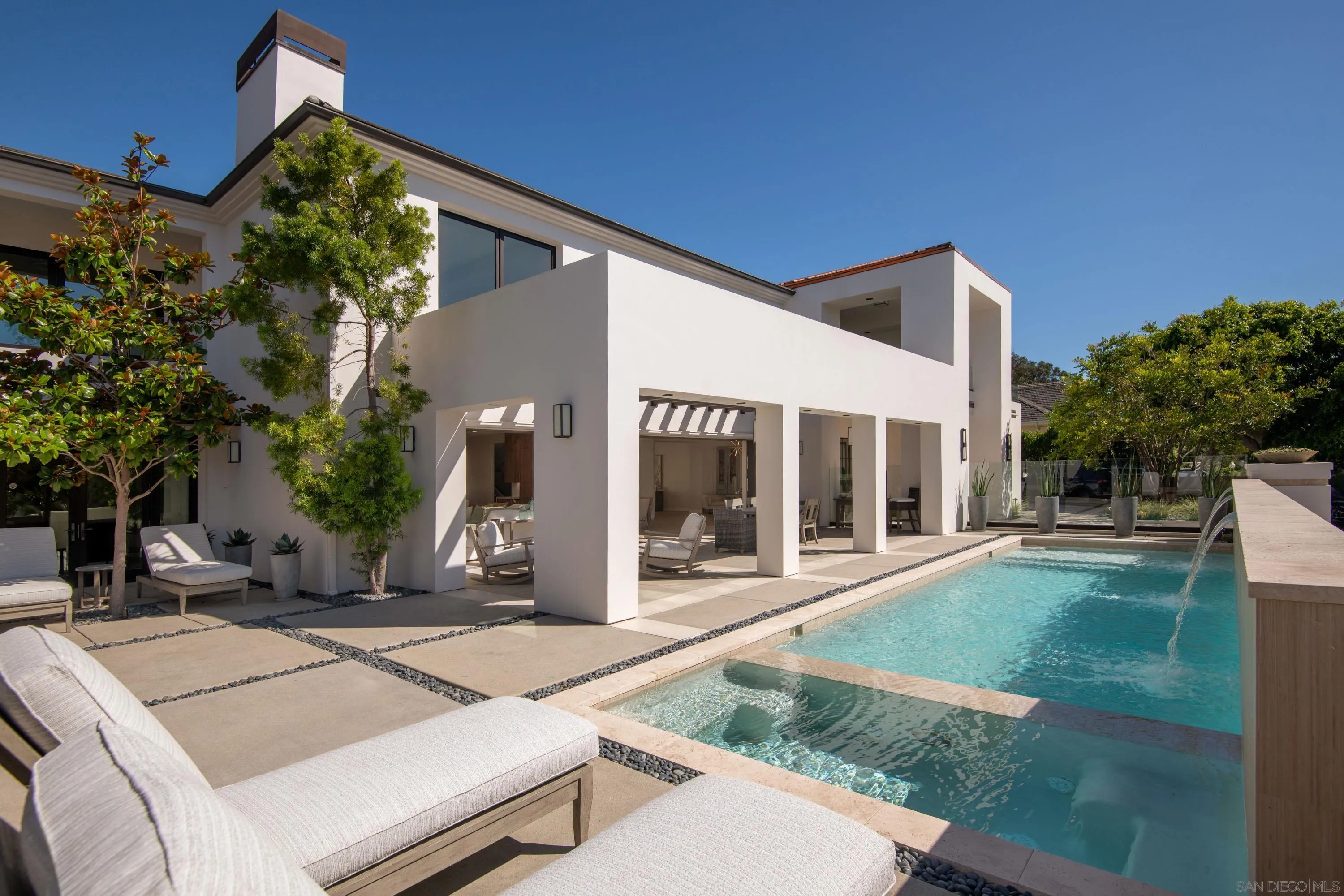 9521 La Jolla Farms Road La Jolla, CA 92037 - Photo 23 of 55 a front view of a house with garden