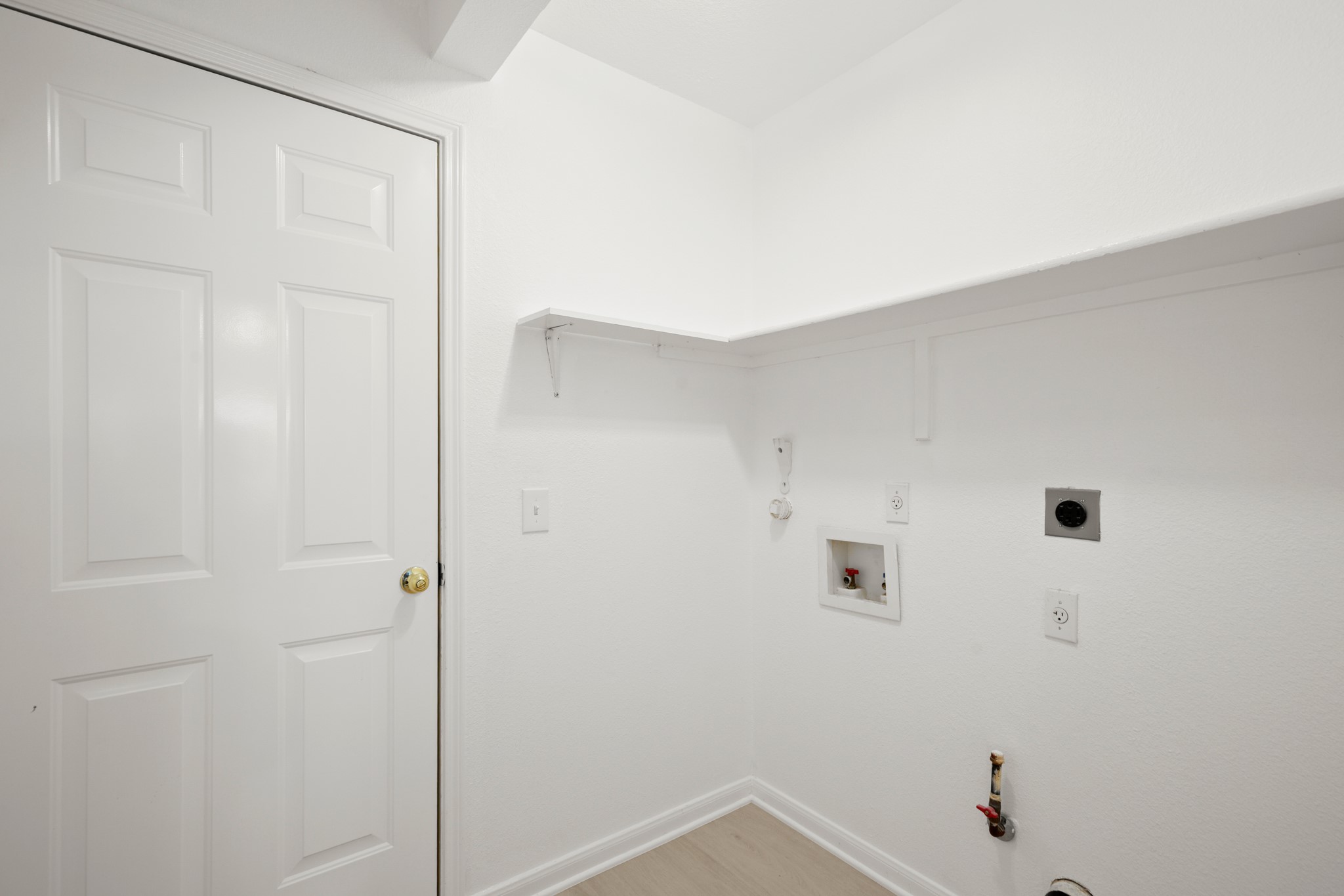 310 Bailey Loop Kyle, TX 78640 - Photo 16 of 30 Laundry room with gas dryer hookup, hookup for a washing machine, and hookup for an electric dryer