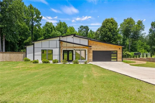 a view of a yard in front of house