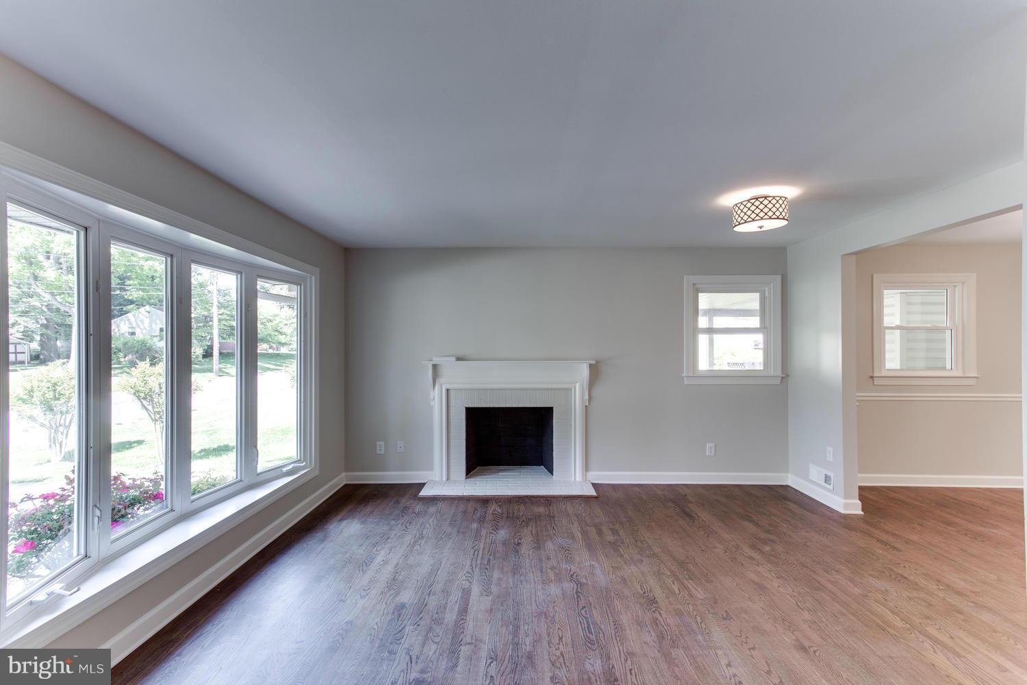 104 Rolling Road Gaithersburg, MD 20877 - Photo 4 of 16 Living Room