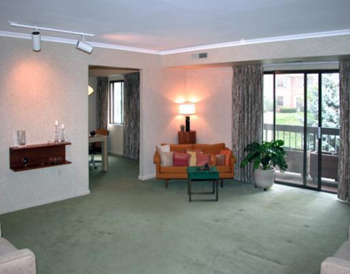 1500 Cochran Road, Unit 814 Pittsburgh, PA 15243 - Photo 4 of 13 Living Room.