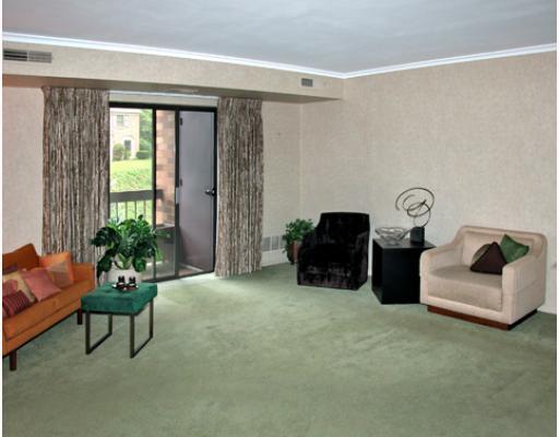 1500 Cochran Road, Unit 814 Pittsburgh, PA 15243 - Photo 5 of 13 Living Room.