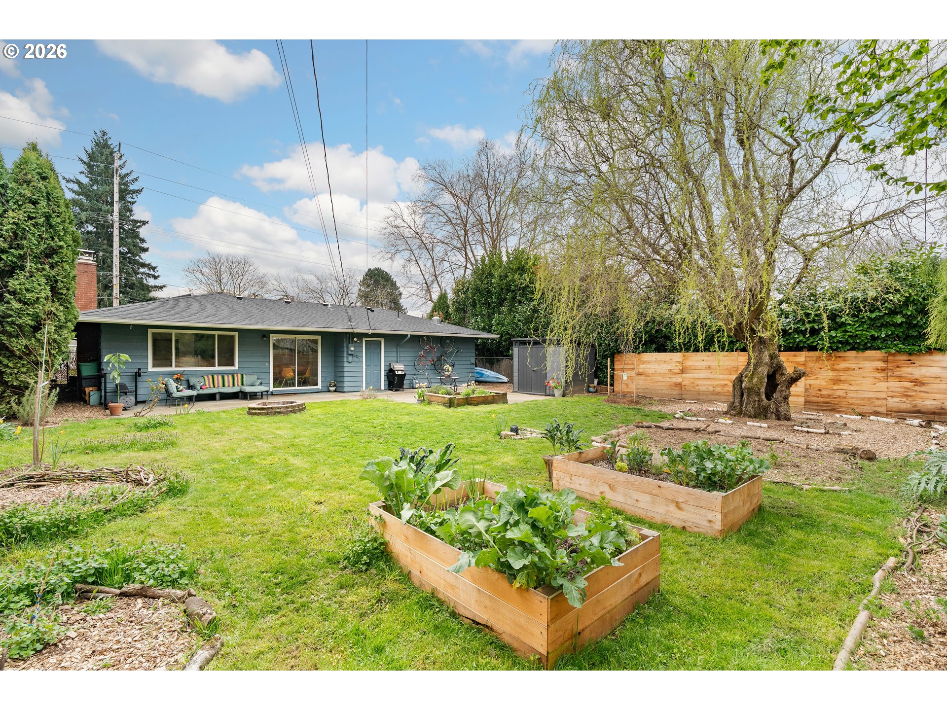 3835 North Alaska Street Portland, OR 97217 - Photo 33 of 43 a front view of a house with garden