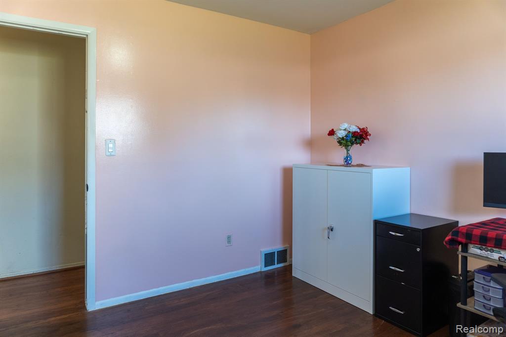 3421 Common Road Warren, MI 48092 - Photo 16 of 39
