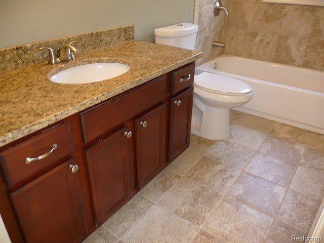 32 Oakbridge Drive Rochester, MI 48306 - Photo 21 of 22 Upstairs Bath with Granite Count