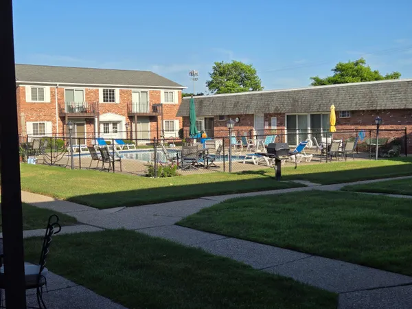 $199,900 | 1512 Normandy Road, Unit 105, Clawson, MI 48017