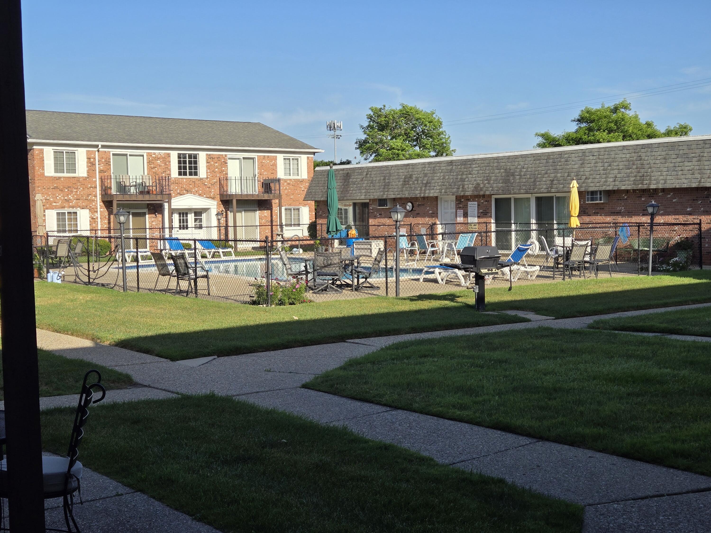3 Complex swimming pool and bbq