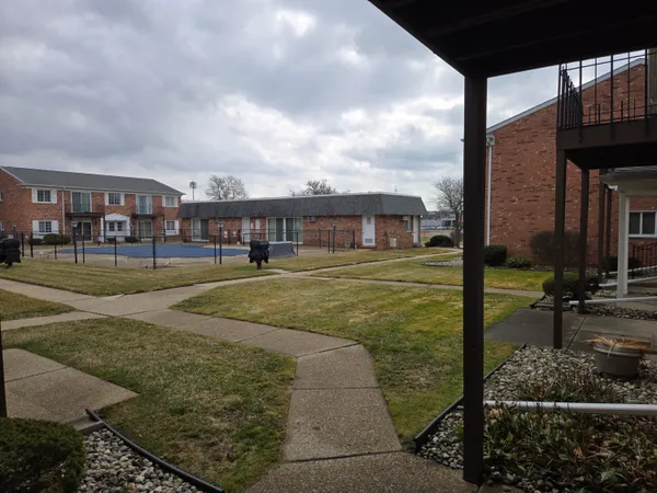 $199,900 | 1512 Normandy Road, Unit 105, Clawson, MI 48017