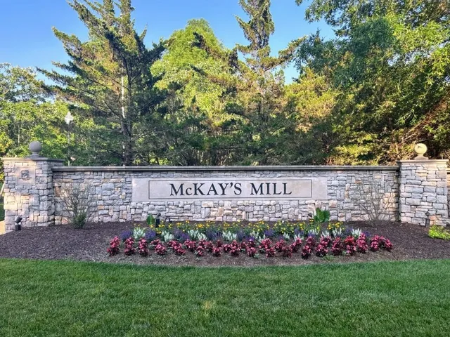 a view of front of a house with a yard
