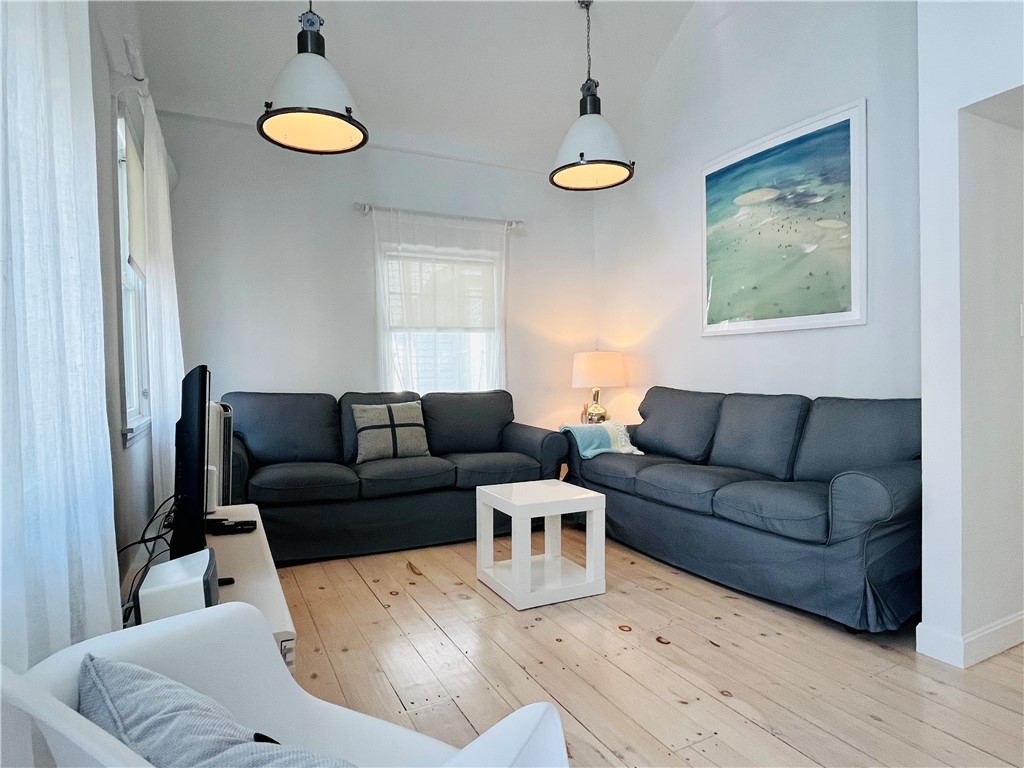 39 Pope Street Newport, RI 02840 - Photo 5 of 26