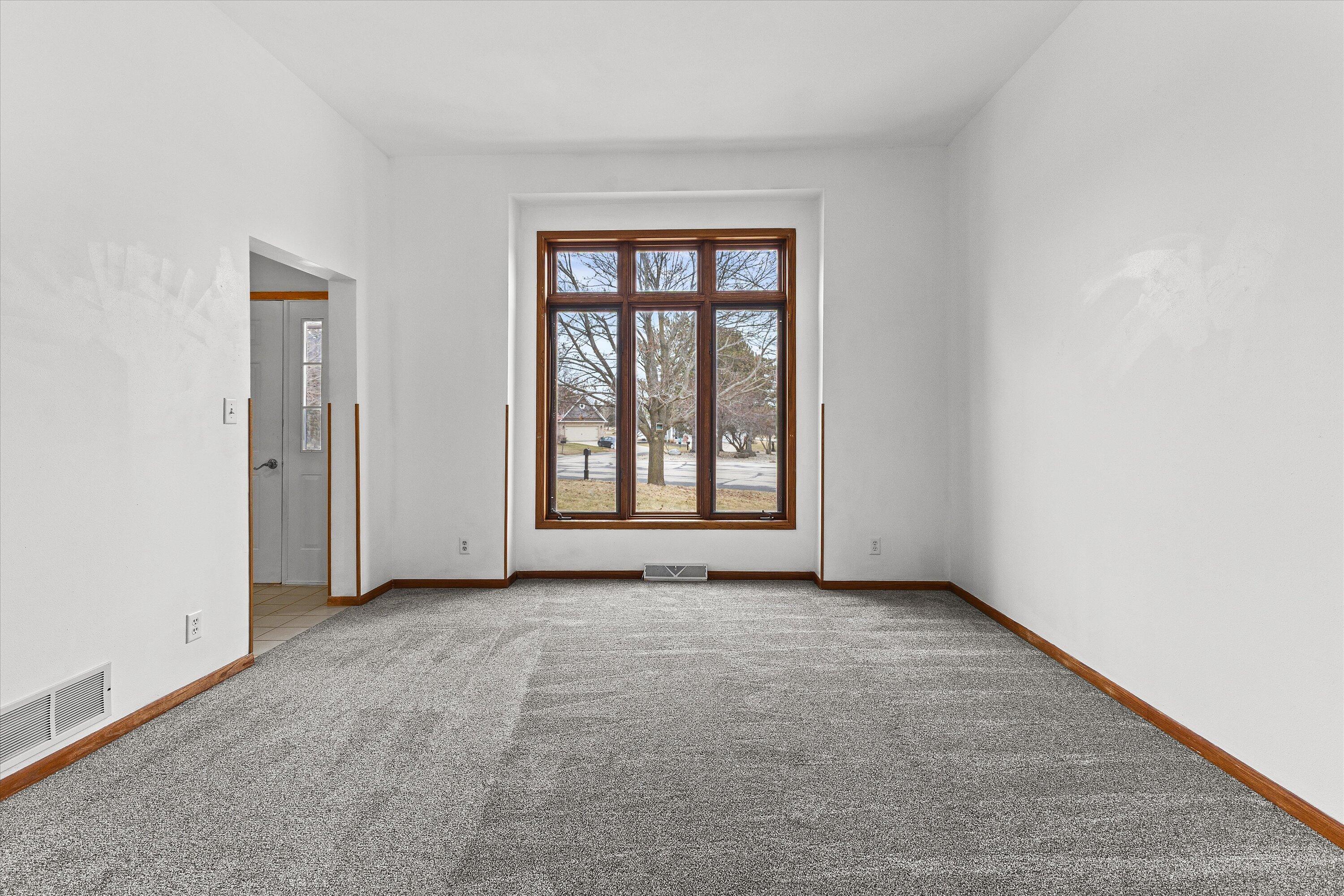 20530 84th Place Bristol, WI 53104 - Photo 5 of 36 Living Room
