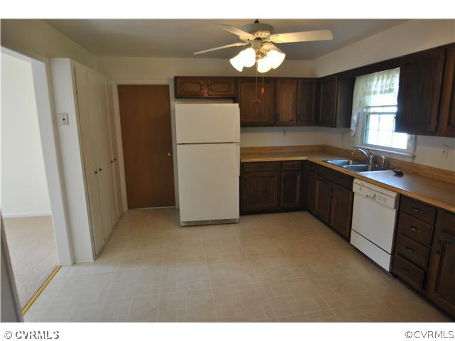 10108 Woodman Road Henrico, VA 23228 - Photo 5 of 11 Kitchen