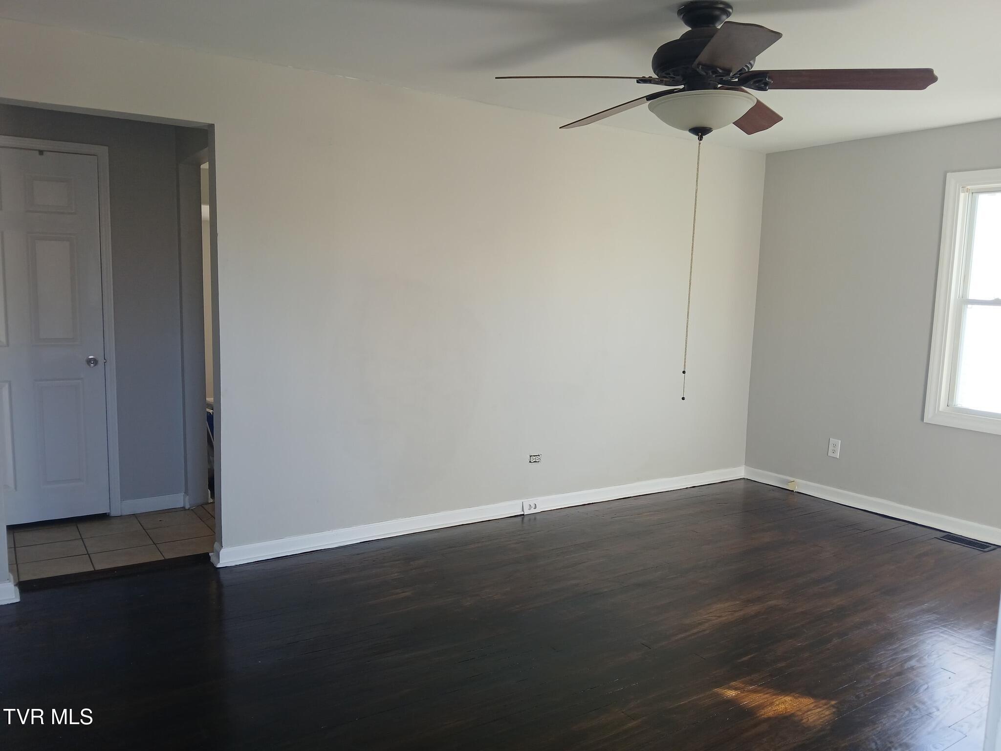 136 Beaver Street Bristol, VA 24201 - Photo 3 of 17 nb livinh