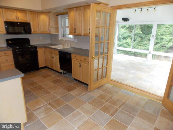 11938 Dumont Road Philadelphia, PA 19116 - Photo 3 of 14 Gallery Image 3