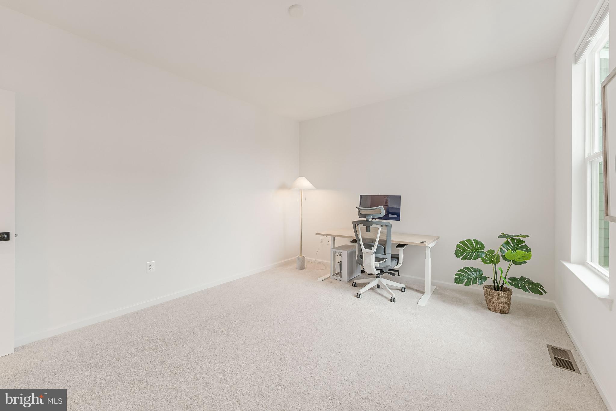 18260 Moss Garden Road Dumfries, VA 22026 - Photo 46 of 97 a room with a table and a chair