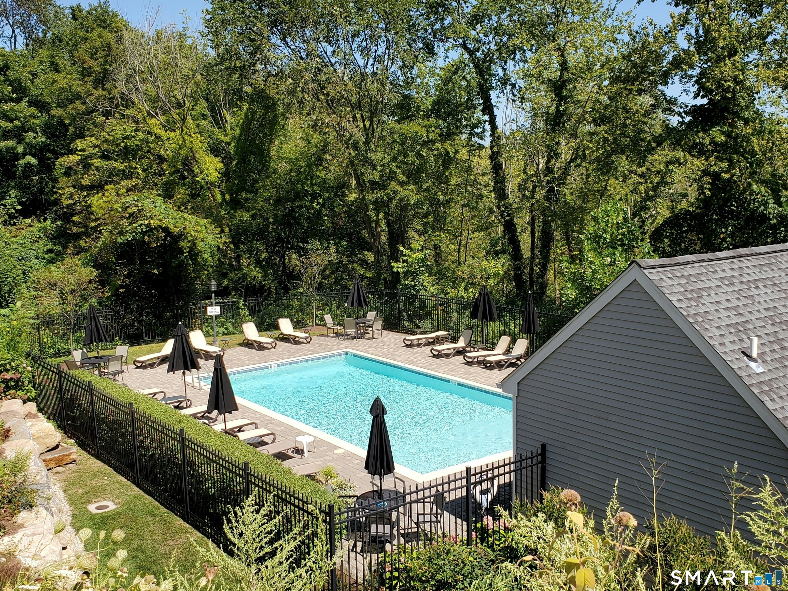 120 Prospect Street, Unit 46 Ridgefield, CT 06877 - Photo 36 of 36 a backyard of a house with lots of green space