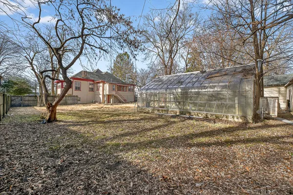 a view of a backyard