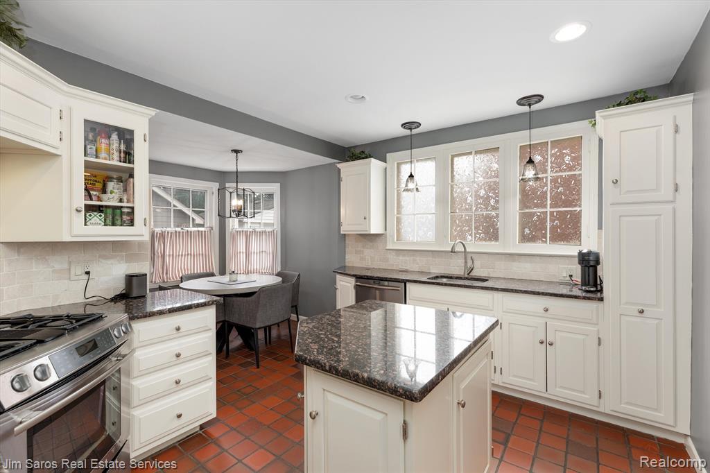 324 McMillan Road Grosse Pointe Farms, MI 48236 - Photo 9 of 40