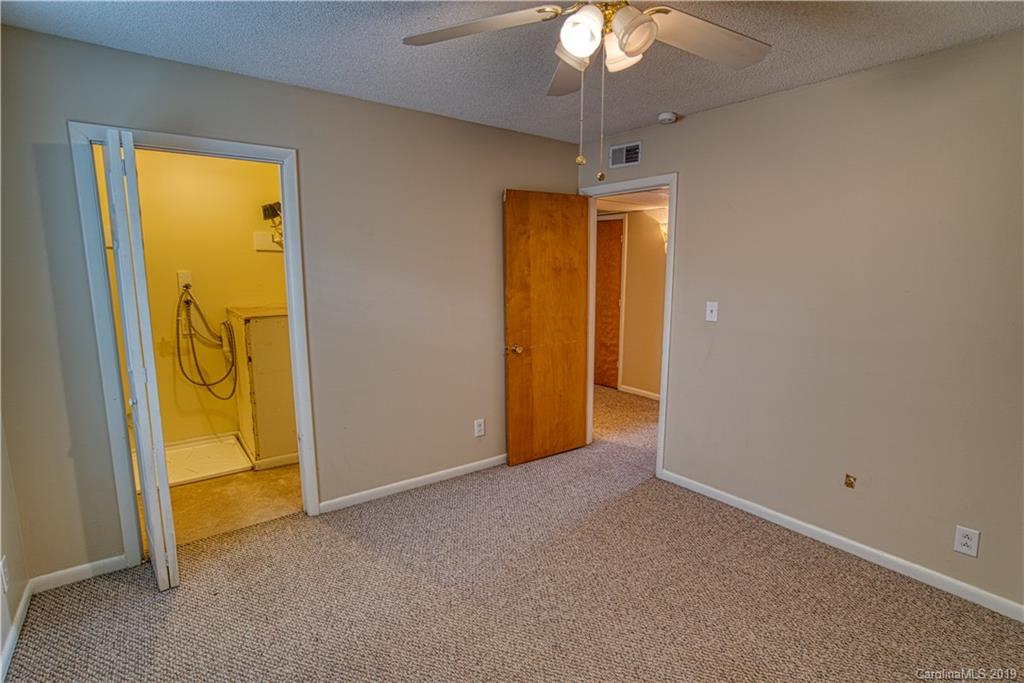 2616 Park Road, Unit H Charlotte, NC 28209 - Photo 12 of 28 an empty room with a bathroom