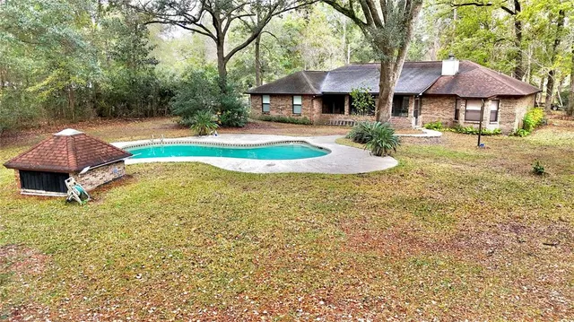 a view of a house with a yard