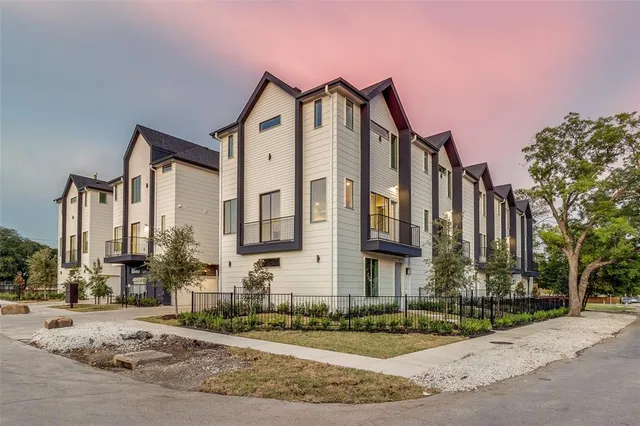 $399,000 | 3308 Birmingham Avenue, Unit C11, Dallas, TX 75210