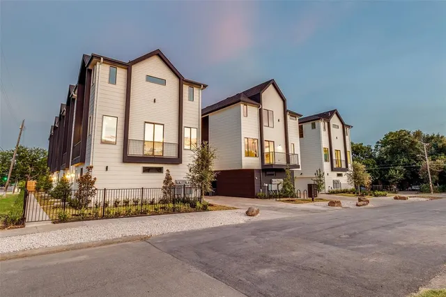 $399,000 | 3308 Birmingham Avenue, Unit C11, Dallas, TX 75210