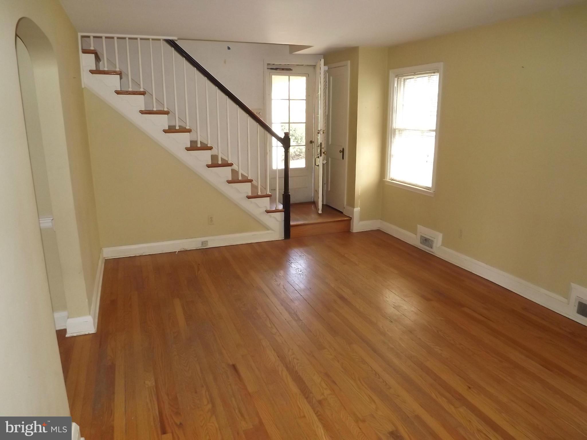 812 Olmstead Road Baltimore, MD 21208 - Photo 4 of 29 Living Room