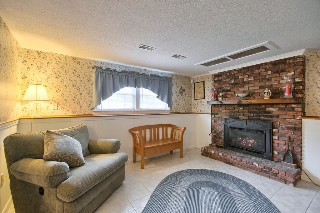 43 Burnham Road Billerica, MA 01862 - Photo 15 of 29 Gallery Image 15
