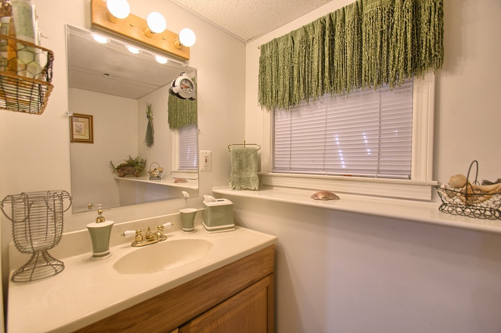 43 Burnham Road Billerica, MA 01862 - Photo 17 of 29 Gallery Image 17