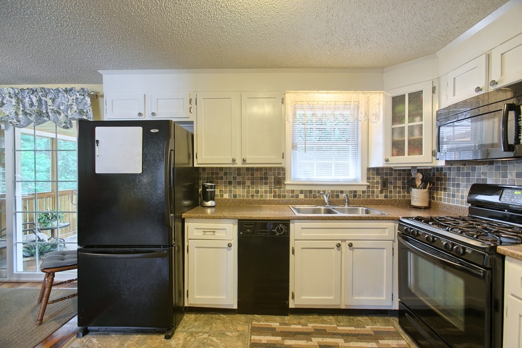 43 Burnham Road Billerica, MA 01862 - Photo 2 of 29 Gallery Image 2