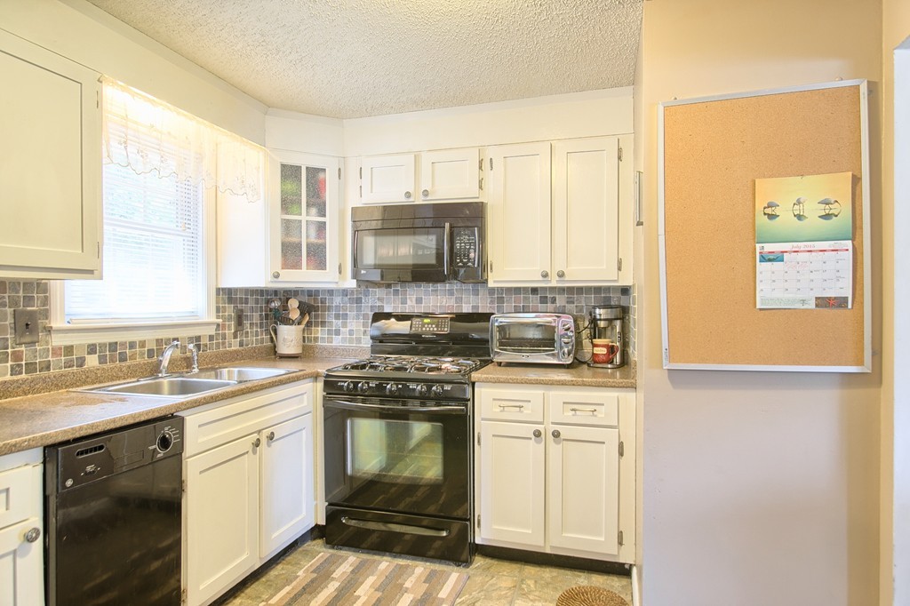 43 Burnham Road Billerica, MA 01862 - Photo 3 of 29 Gallery Image 3