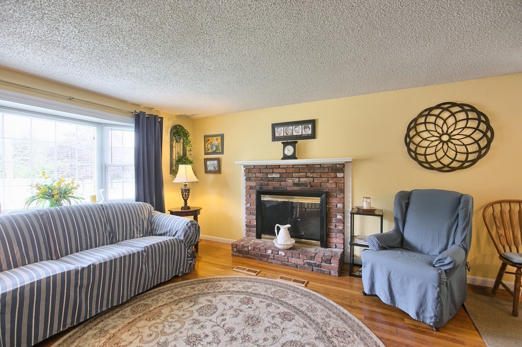 43 Burnham Road Billerica, MA 01862 - Photo 6 of 29 Gallery Image 6