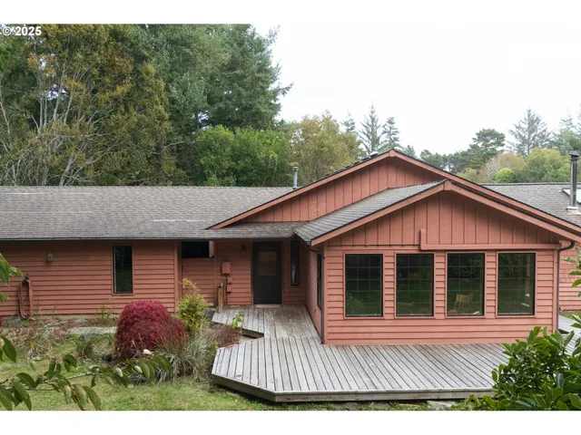 a view of front of a house with a yard