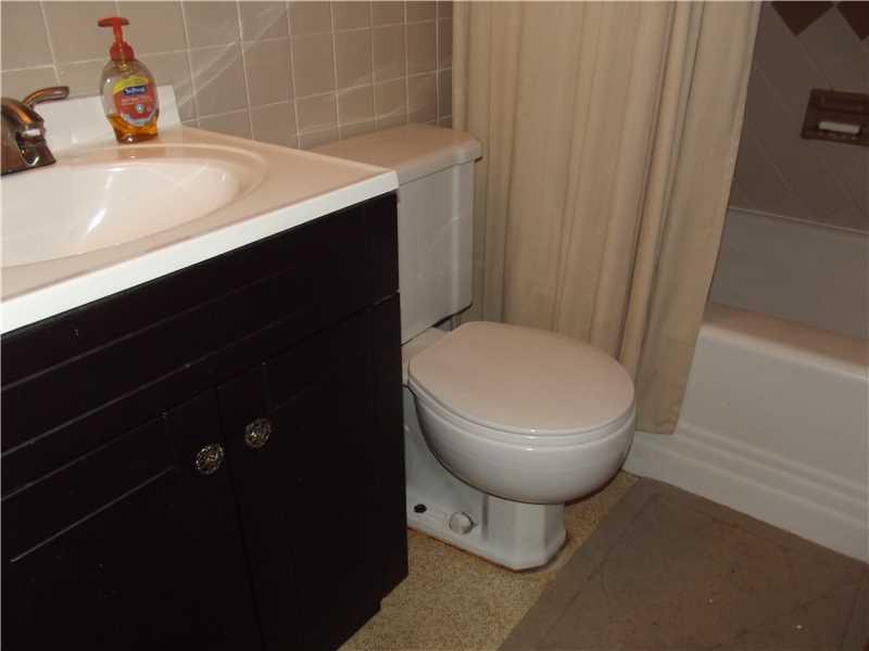 117 Hillcrest Drive Pittsburgh, PA 15237 - Photo 12 of 24 Full Bath.