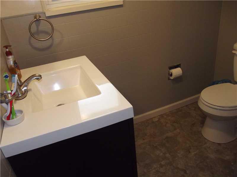 117 Hillcrest Drive Pittsburgh, PA 15237 - Photo 18 of 24 Full Bath.