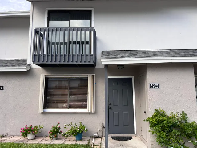 a view of entryway with a flower pot