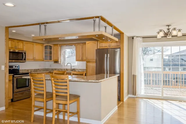 $3,200 | 829 Pinehurst Lane, Schaumburg, IL 60193