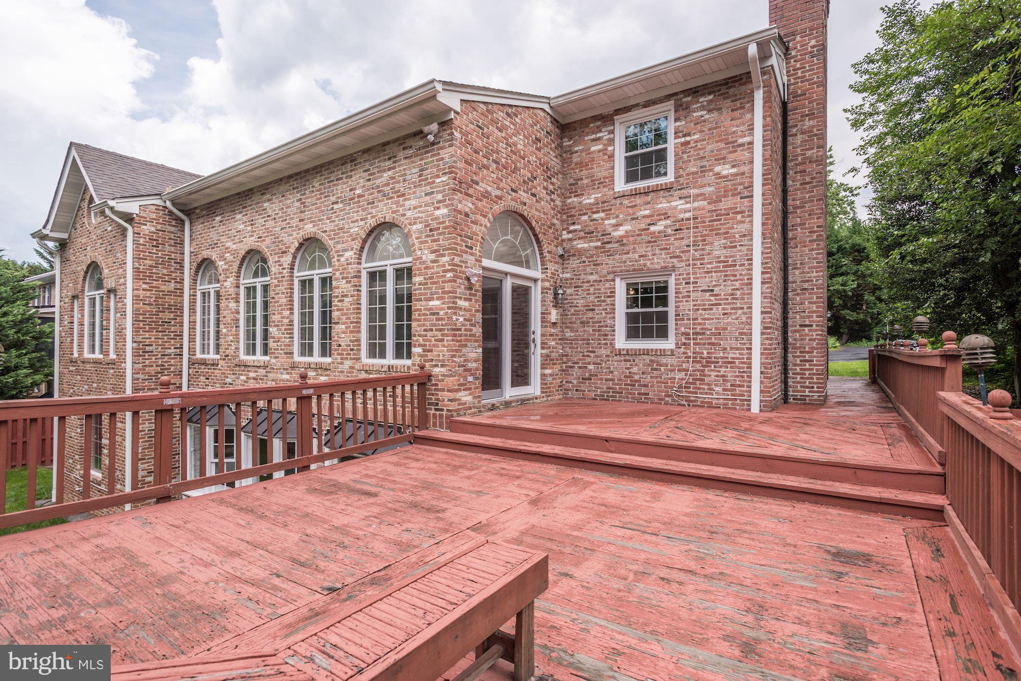 7327 Westerly Lane McLean, VA 22101 - Photo 10 of 35 Spacious deck off kitchen for entertaining