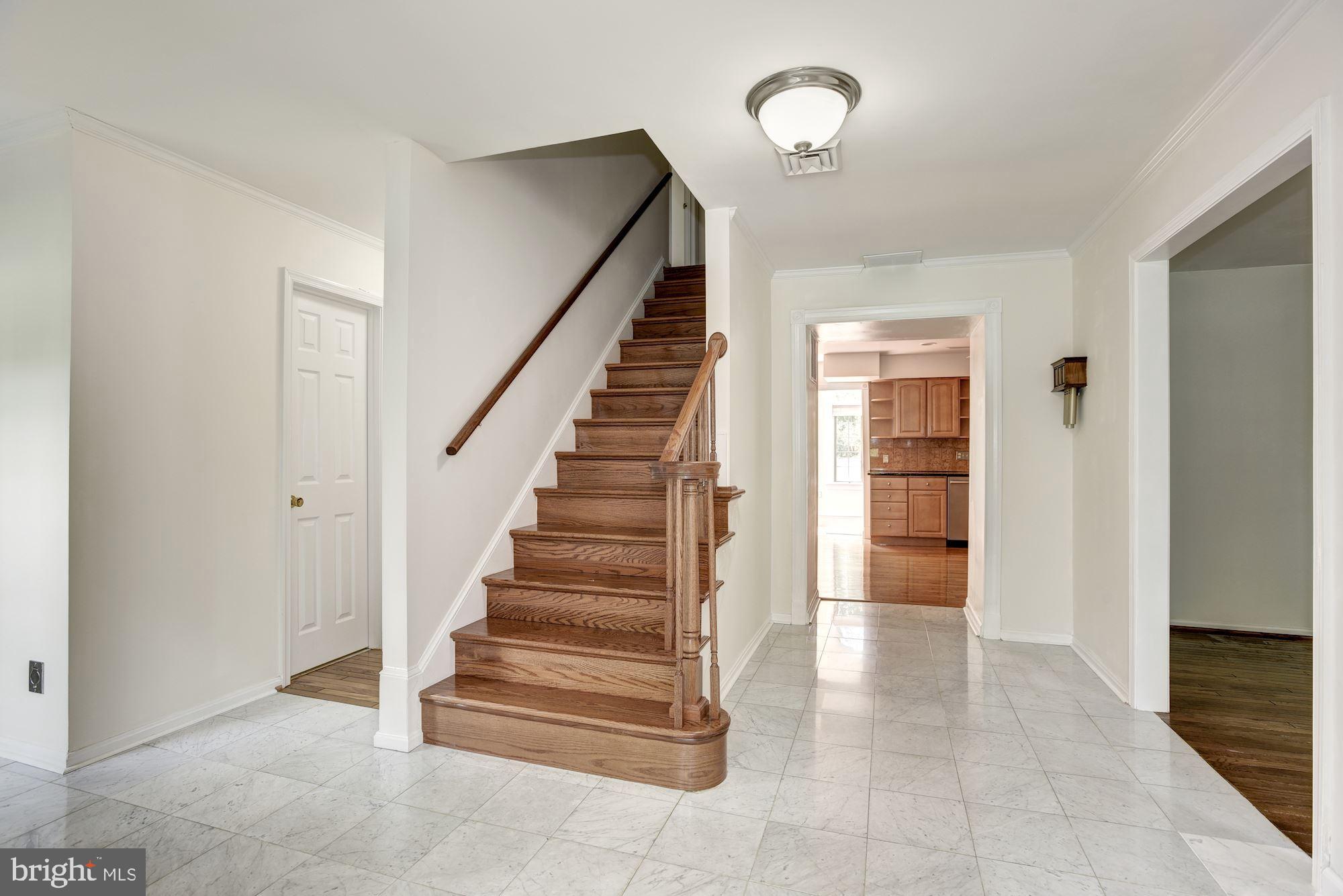 7327 Westerly Lane McLean, VA 22101 - Photo 4 of 35 Inviting foyer with marble floors